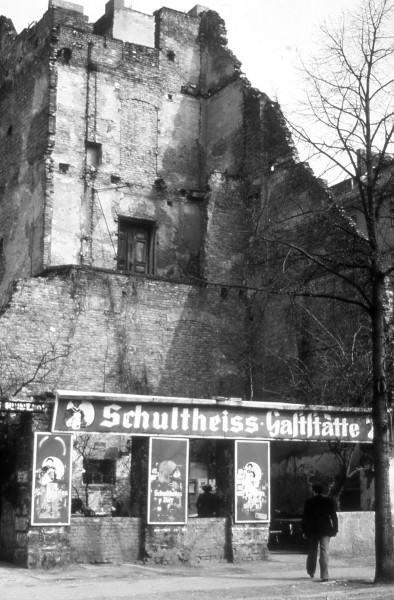 Die "Ruine" in Berlin am Winterfeldplatz 1981