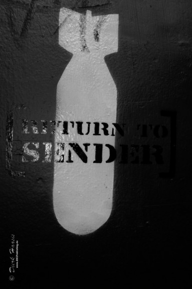 Graffiti gegen Bombenkrieg: Return to Sender